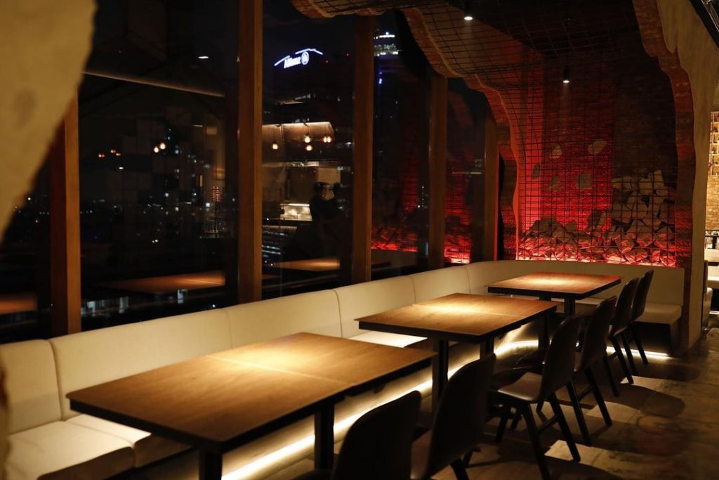 Are you ready for an exciting dining adventure at @carbon.jkt? Feel the excitement once you enter the area!