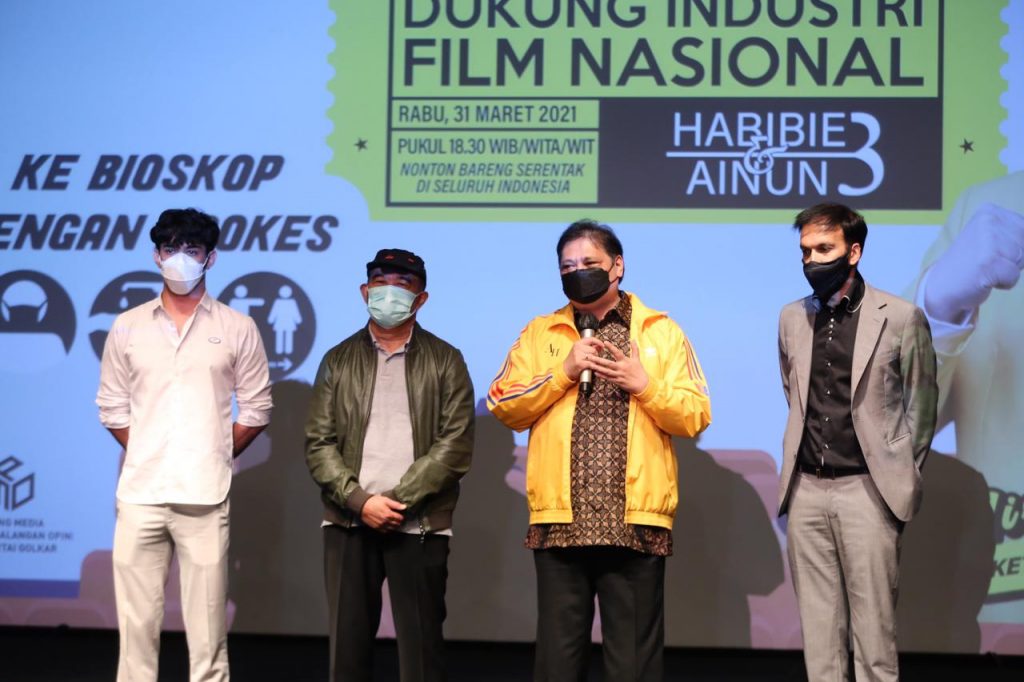 Merayakan Hari Film Nasional, Pak @airlanggahartarto_official mengadakan acara nonton bersama film @habibieainunmovie 3 di bioskop yang juga dihadiri Pak @muhadjir_effendy dan Pak @agusgumiwangk
